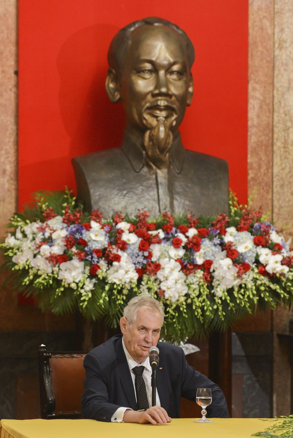 Miloš Zeman si na státní návštěvě Vietnamu zapálil doutník a setkal se s prezidentem  Tran Dai Quangem.