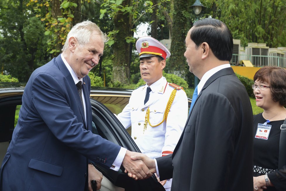 Miloš Zeman si na státní návštěvě Vietnamu zapálil doutník a setkal se s prezidentem  Tran Dai Quangem.