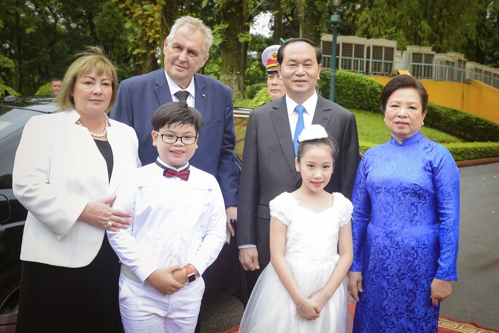 Miloš Zeman si na státní návštěvě Vietnamu zapálil doutník a setkal se s prezidentem  Tran Dai Quangem.