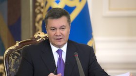 Viktor Janukovyč se chystá do Česka. V jeho domovině ale umírají při protivládních demonstracích lidé.