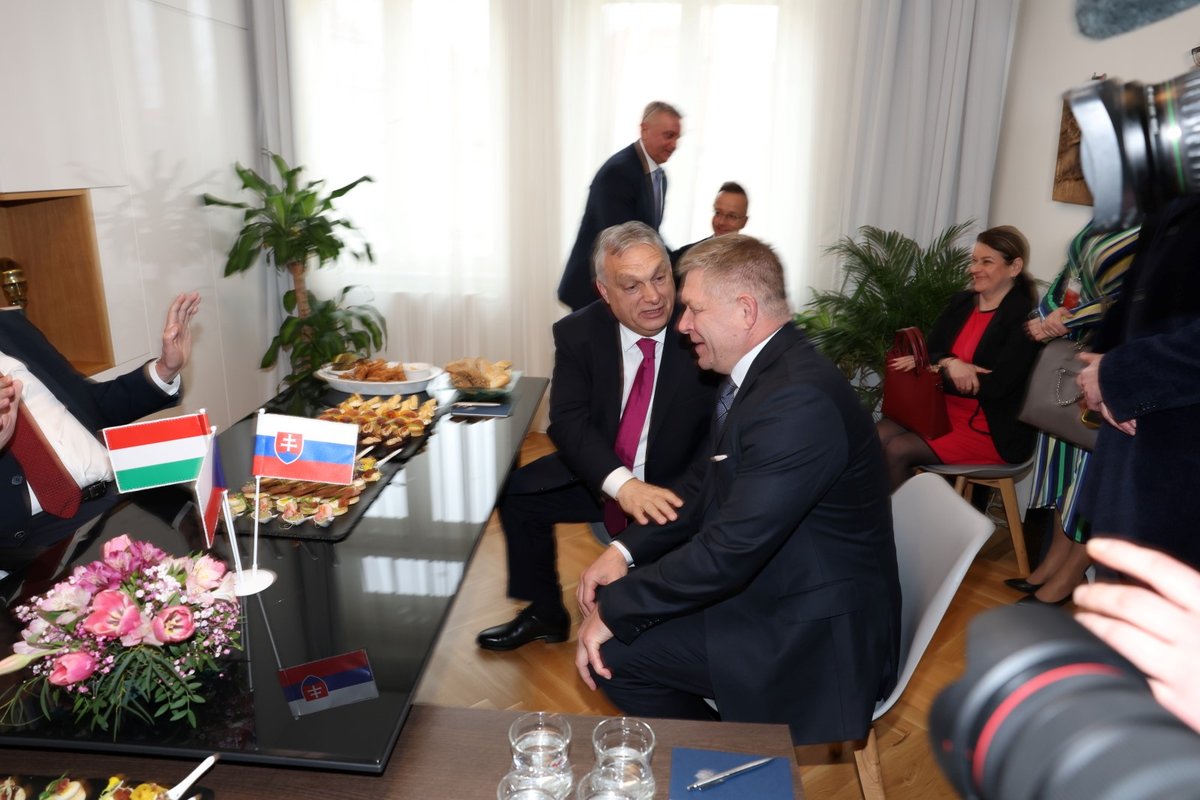 Premiéři Viktor Orbán a Robert Fico u exprezidenta Miloše Zamana. (27.2.2024)