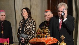 Ve Svatovítské kapli byla sice zima, Miloš Zeman se přesto nezvykle potil.