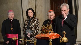 Miloš Zeman si utírá nad korunovačními klenoty nos