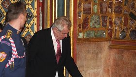 Miloš Zeman nebyl v kapli Svatého Víta zrovna ve formě, jeho krok nebyl dvakrát jistý.