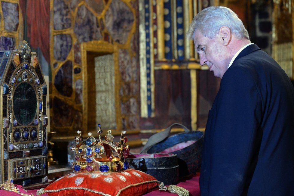 Miloš Zeman si prohlíží korunovační klenoty.