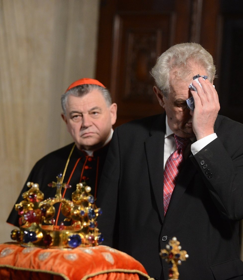 Zeman své pocení u klenotů vysvětloval virózou. Ještě v pátek po ceremoniálu měl prý teplotu 39,2 °C.