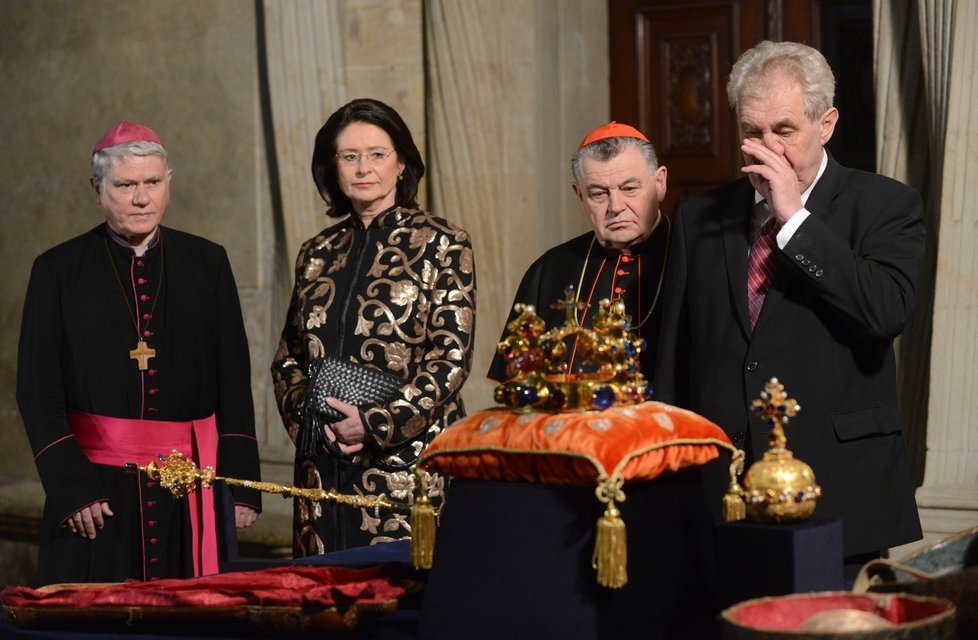 Miloš Zeman si utírá nad korunovačními klenoty nos