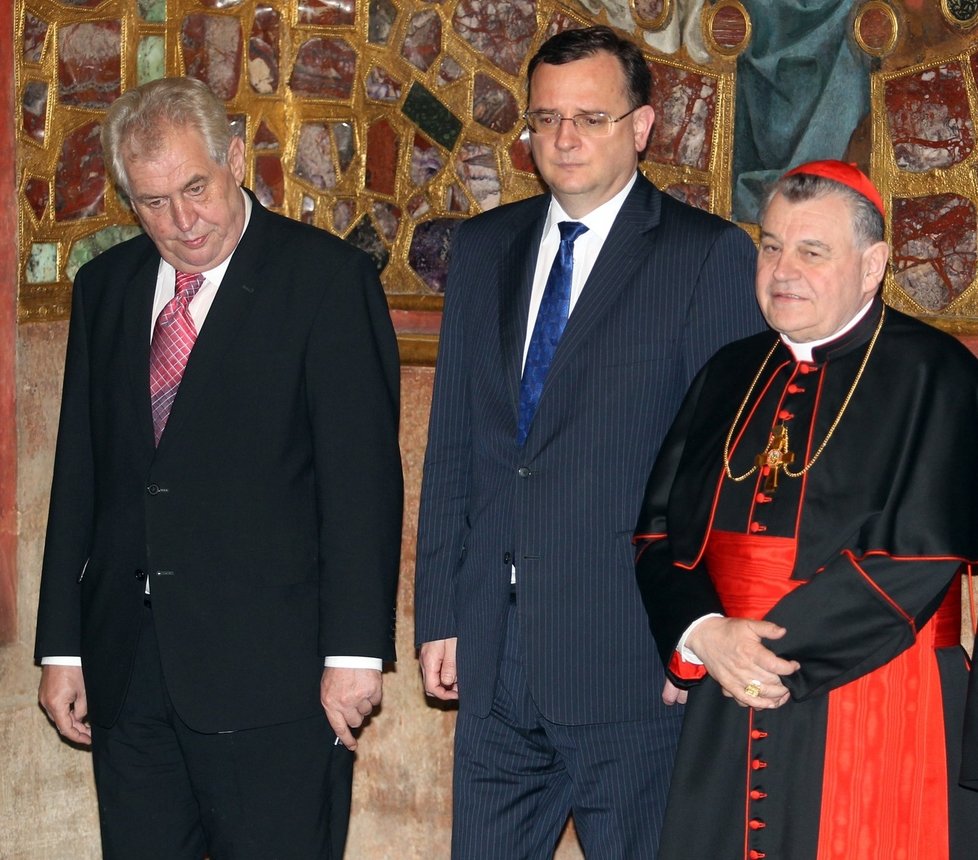 Zemanovy výrazy při slavnostním ceremoniálu přenosu korunovačních klenotů pobavily i ve světě