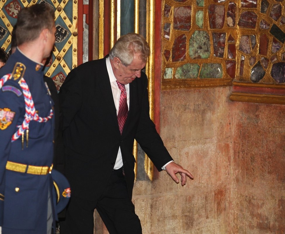 Miloš Zeman nebyl v kapli svatého Víta zrovna ve formě, jeho krok nebyl dvakrát jistý.