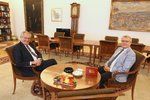 Prezident Miloš Zeman se sešel s šéfem Hospodářské komory Vladimírem Dlouhým a předal mu dárek k narozeninám.