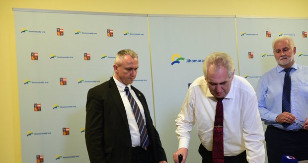 Prezident Miloš Zeman se na tiskové konferenci vyjádřil k tomu, co dělal Vladimír Kruliš v nabouraném policejním voze.