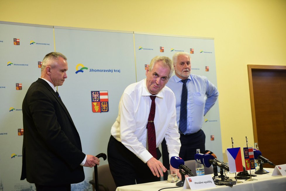 Prezident Miloš Zeman se na tiskové konferenci vyjádřil k tomu, co dělal Vladimír Kruliš v nabouraném policejním voze.