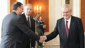 Prezident Zeman si podává rukou s premiérem Nečasem, jehož vládu však v poslední době podrobil nemalé kritice