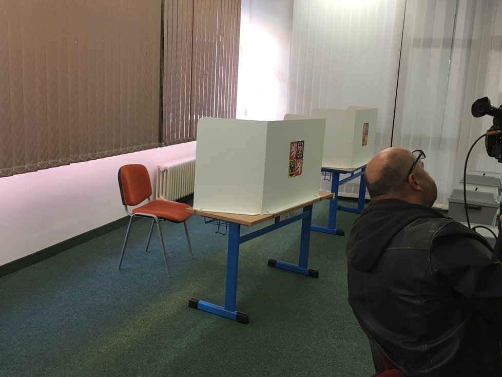 Pro Miloše Zemana je připravena ve volební místnosti namísto klasické „plenty“ sedací verze.