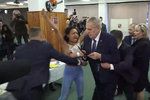 Celý záznam: „Zeman je Putinova děvka,“ křičela žena a vrhla se na prezidenta.