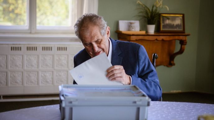 Miloš Zeman volí na zámku v Lánech