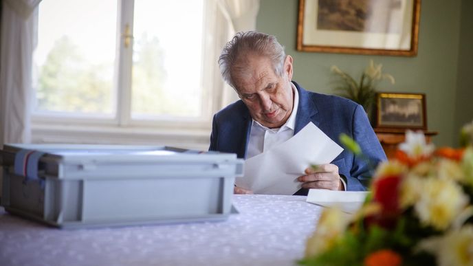 Miloš Zeman volí na zámku v Lánech