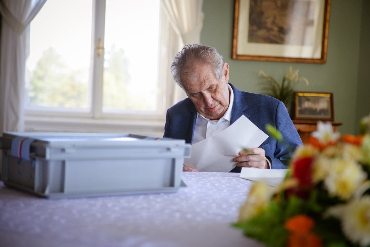 Miloš Zeman volí na zámku v Lánech