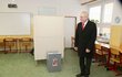 Miloš Zeman v roce 2013 jako kandidát na prezidenta republiky. Odvolil za účasti své manželky Ivany a dcery Kateřiny