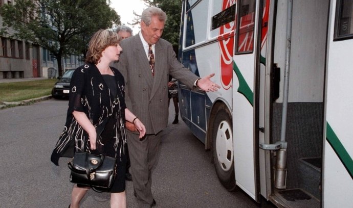 Miloš Zeman s manželkou Ivanou během voleb do Poslanecké sněmovny v roce 1998.