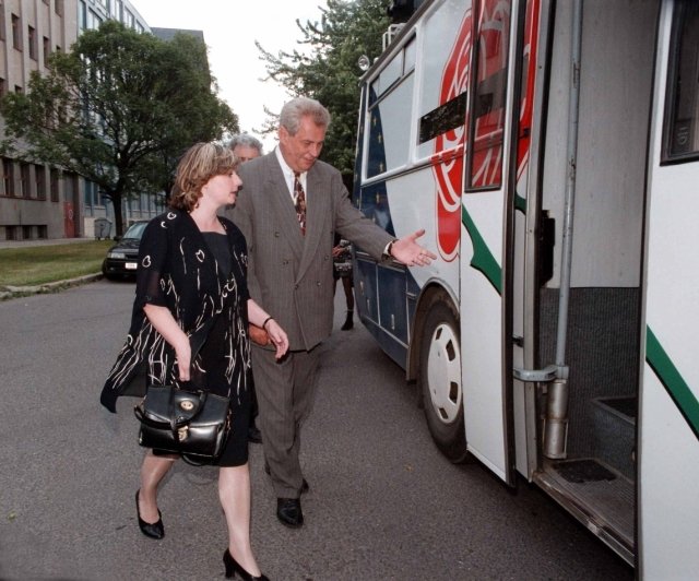 Miloš Zeman s manželkou Ivanou během voleb do do Poslanecké sněmovny Parlamentu České republiky v roce 1998