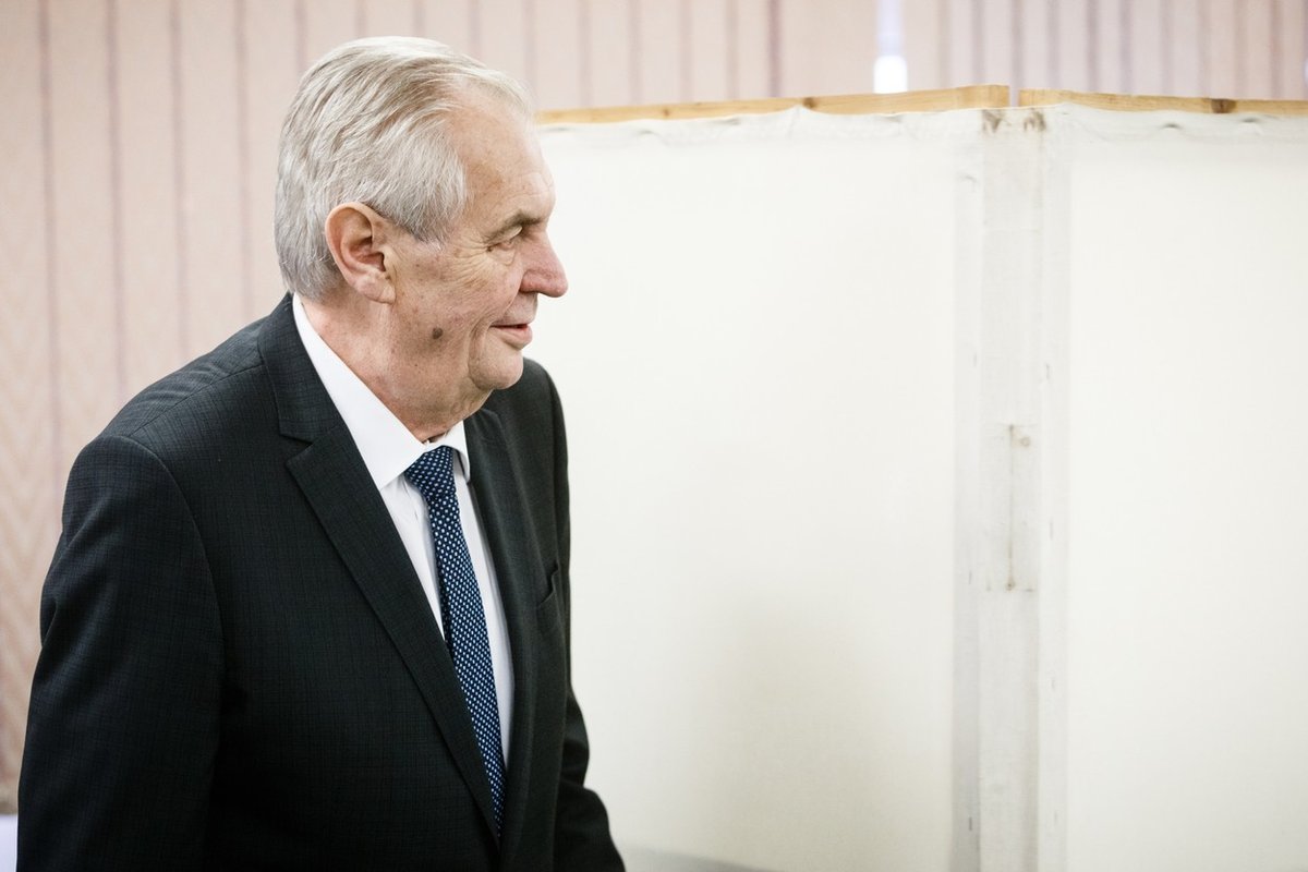 Prezident Miloš Zeman v roce 2018 odvolil v druhém kole prezidentských voleb v Praze Lužinách. Za účasti manželky Ivany