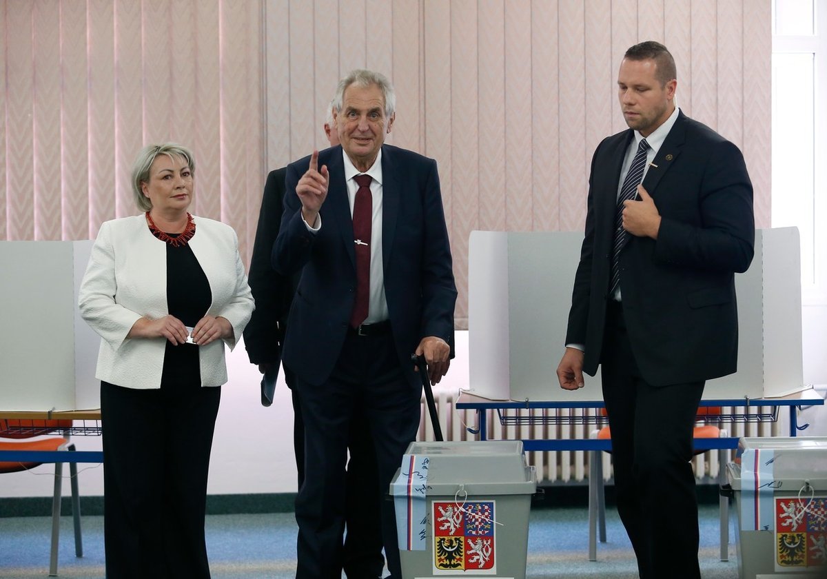 Prezident Miloš Zeman v roce 2018 odvolil v druhém kole prezidentských voleb v Praze Lužinách. Za účasti manželky Ivany