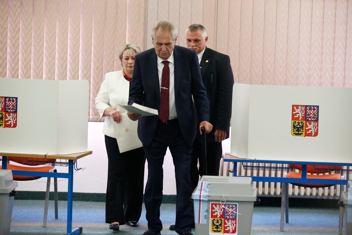 Prezident Miloš Zeman v roce 2018 odvolil v druhém kole prezidentských voleb v Praze Lužinách. Za účasti manželky Ivany