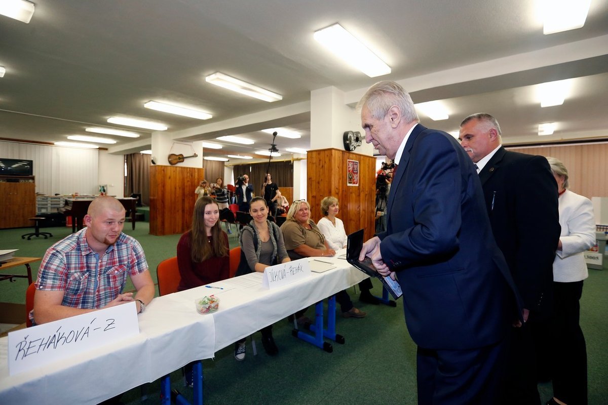 Prezident Miloš Zeman v roce 2018 odvolil v druhém kole prezidentských voleb v Praze Lužinách. Za účasti manželky Ivany