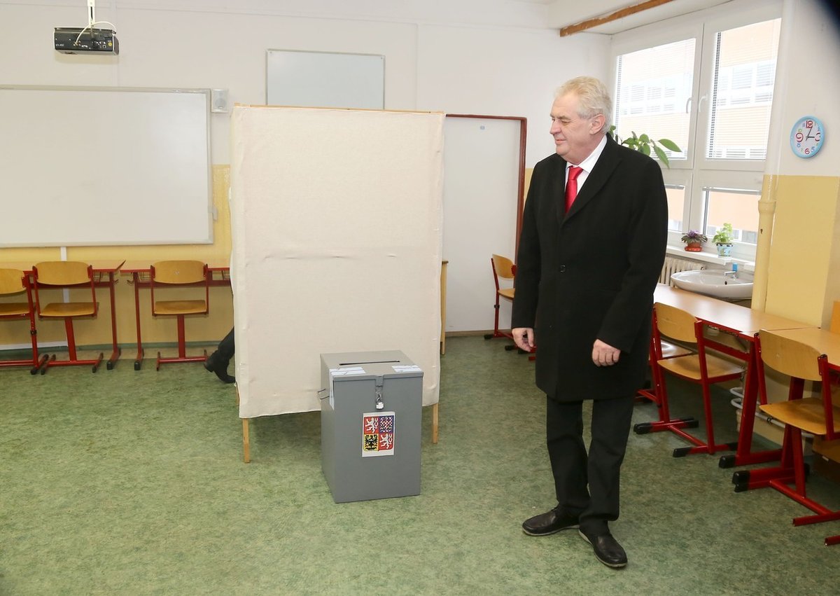 Miloš Zeman v roce 2013 jako kandidát na prezidenta republiky. Odvolil za účasti své manželky Ivany a dcery Kateřiny