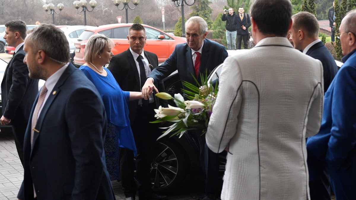 Prezident Miloš Zeman vystupuje z auta u TOP Hotelu Praha, kde bude 27. ledna sledovat sčítání hlasů druhého kola prezidentských voleb.