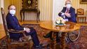 Prezident Miloš Zeman na vozíku s kandidátem na ministra zahraničí Jakubem Kulhánkem (15. 4. 2021)