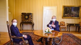 Prezident Miloš Zeman na vozíku s kandidátem na ministra zahraničí Jakubem Kulhánkem (15.4.2021)