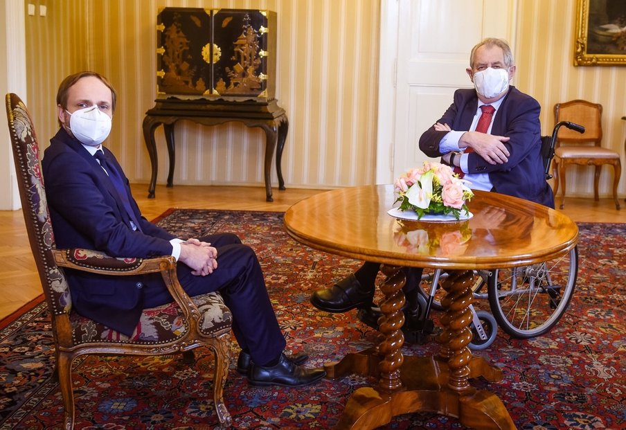 Prezident Miloš Zeman na vozíku s kandidátem na ministra zahraničí Jakubem Kulhánkem (15. 4. 2021)