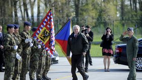 Prezident Zeman navštívil leteckou základnu Čáslav