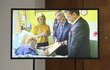 Pražský hrad zveřejnil video, na kterém prezident Zeman v nemocnici podepisuje za přítomnosti Vondráčka svolání zasedání nové Sněmovny
