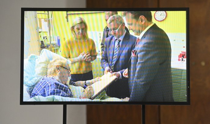 Pražský hrad zveřejnil video, na kterém prezident Zeman v nemocnici podepisuje za přítomnosti Vondráčka svolání zasedání nové Sněmovny