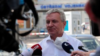 Vystrčil i lékaři lžou. Pan prezident v nemocnici běhá, dělá kliky a sem tam i zvedá činky, tvrdí Mynář