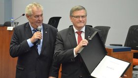 Prezident Miloš Zeman zavítal na Vysočinu: Dar od hejtmana Běhounka, sbírka Havran na ručním papíře