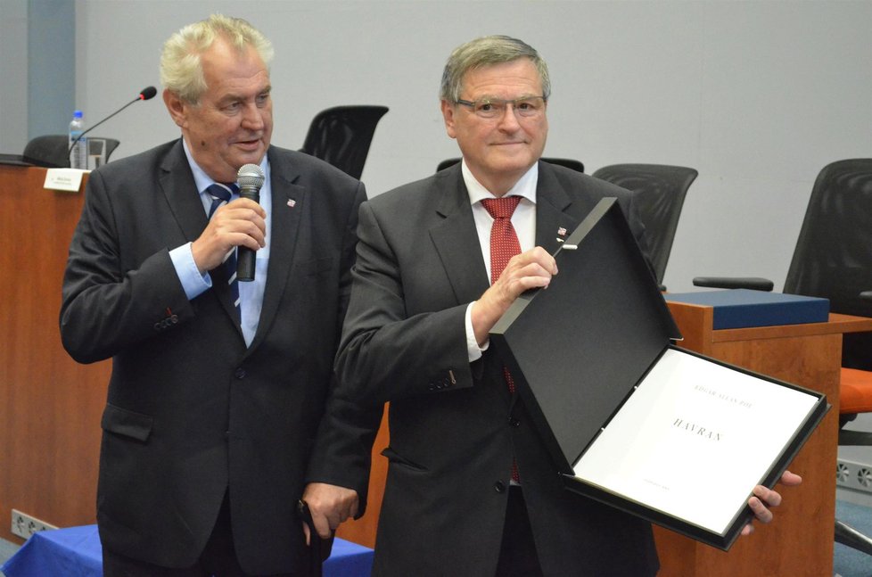 Prezident Miloš Zeman zavítal na Vysočinu: Dar od hejtmana Běhounka, sbírka Havran na ručním papíře.
