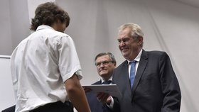 Prezident Miloš Zeman předával 30. 6. 2016 vysvědčení studentům v Třebíči.