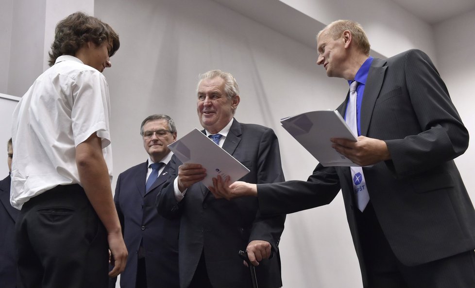 Prezident Miloš Zeman předával 30. 6. 2016 vysvědčení studentům v Třebíči.