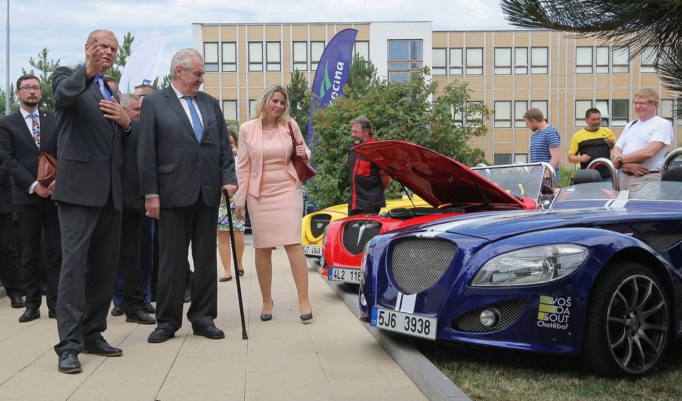 Zeman si v Třebíči prohlíží automobily Kaipan, které studenti postavili v rámci výuky.