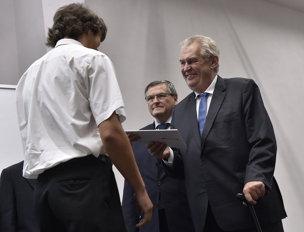 Prezident Miloš Zeman předával 30. 6. 2016 vysvědčení studentům v Třebíči.