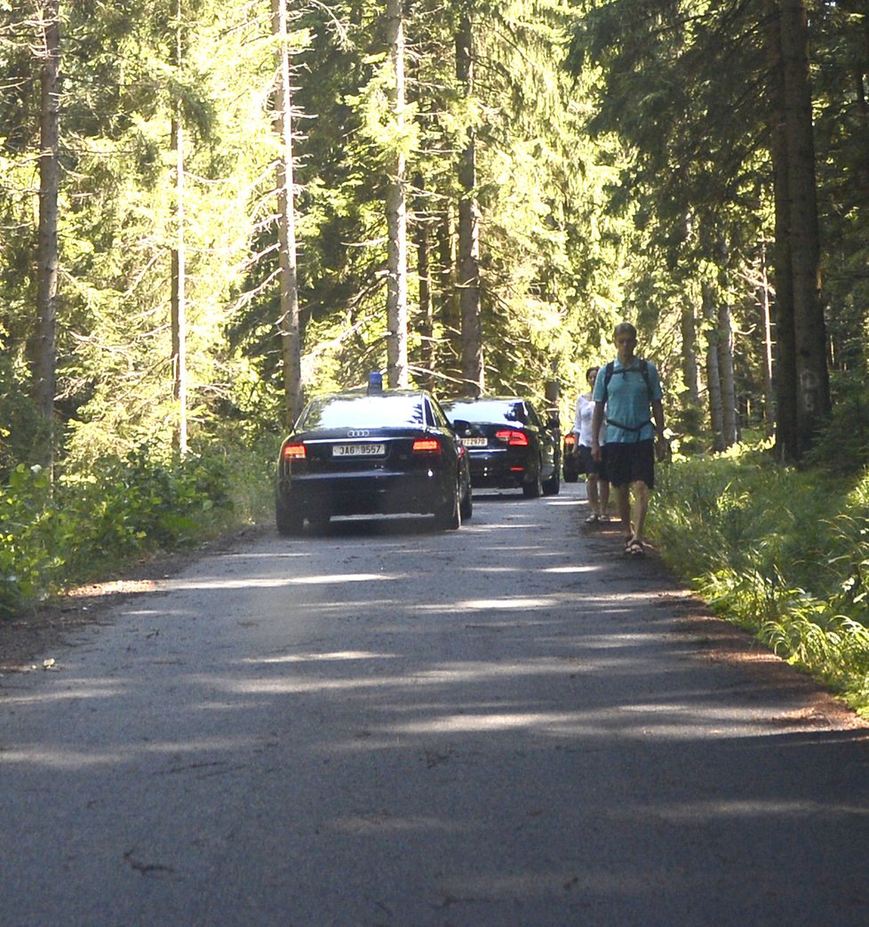 Prezident přijel do lesa po turistické stezce.