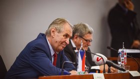 Prezident Miloš Zeman se během návštěvy Vysočiny setkal s hejtmanem Jiřím Běhounkem (za ČSSD) a zastupiteli. (25. 6. 2019)