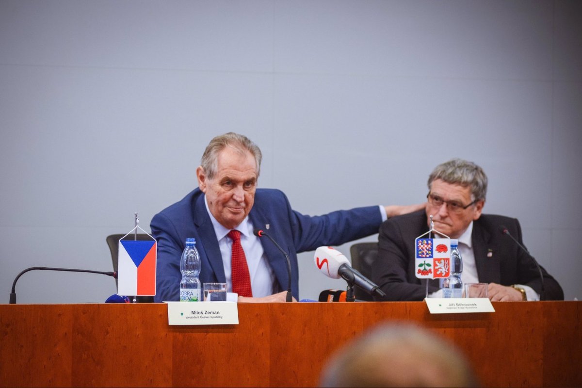 Prezident Miloš Zeman se během návštěvy Vysočiny setkal s hejtmanem Jiřím Běhounkem (za ČSSD) a zastupiteli (25.6 2019)