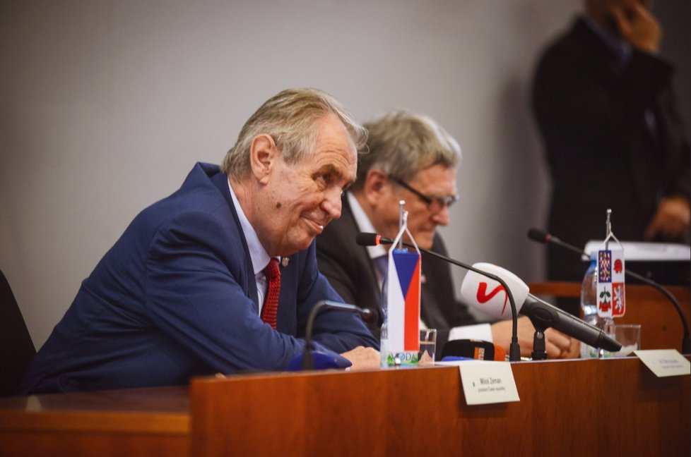 Prezident Miloš Zeman se během návštěvy Vysočiny setkal s hejtmanem Jiřím Běhounkem (za ČSSD) a zastupiteli (25. 6. 2019)