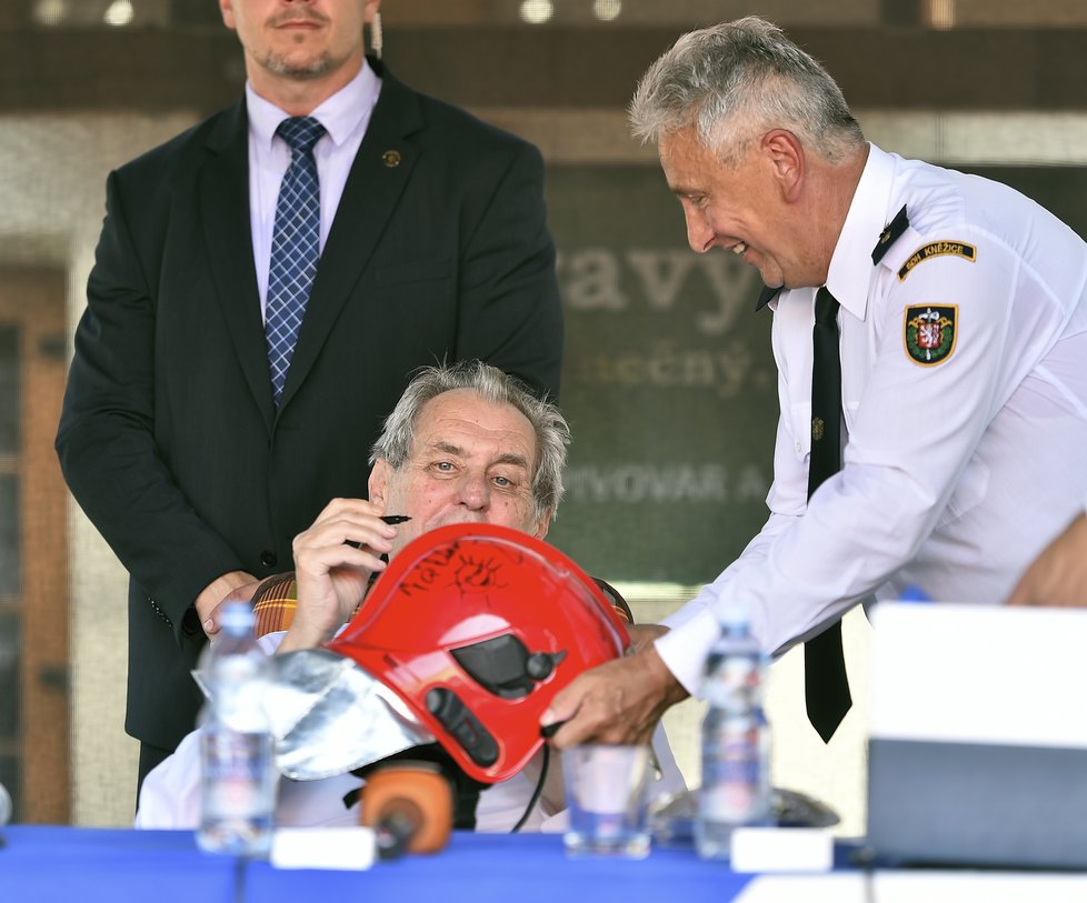 Prezident Miloš Zeman druhý den své oficiální návštěvy Vysočiny debatoval s občany obcí Vladislav a Kadolec na Žďársku (26. 6. 2019)