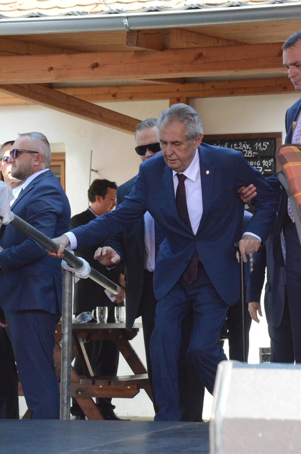 Prezident Miloš Zeman druhý den své oficiální návštěvy Vysočiny debatoval s občany obcí Vladislav a Kadolec na Žďársku (26. 6. 2019)